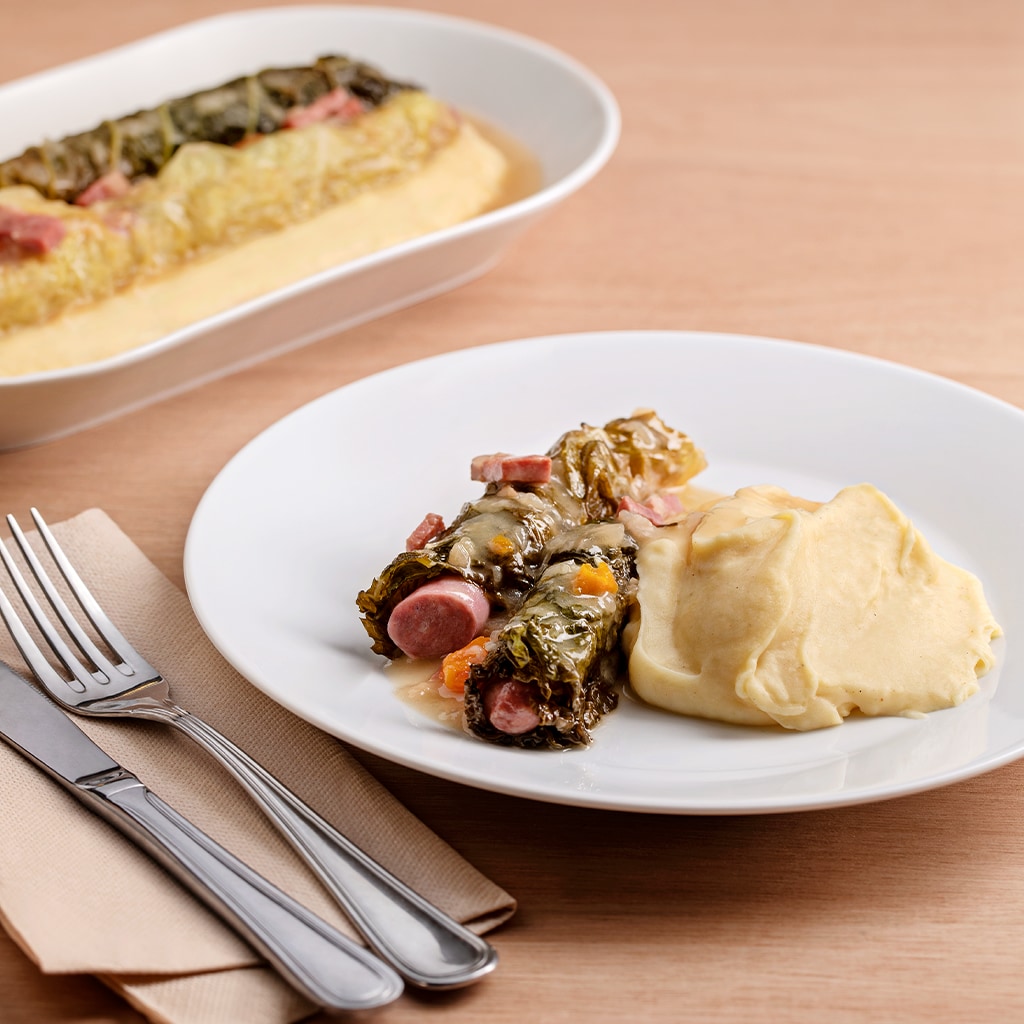 Salsichas enroladas com couve lombarda